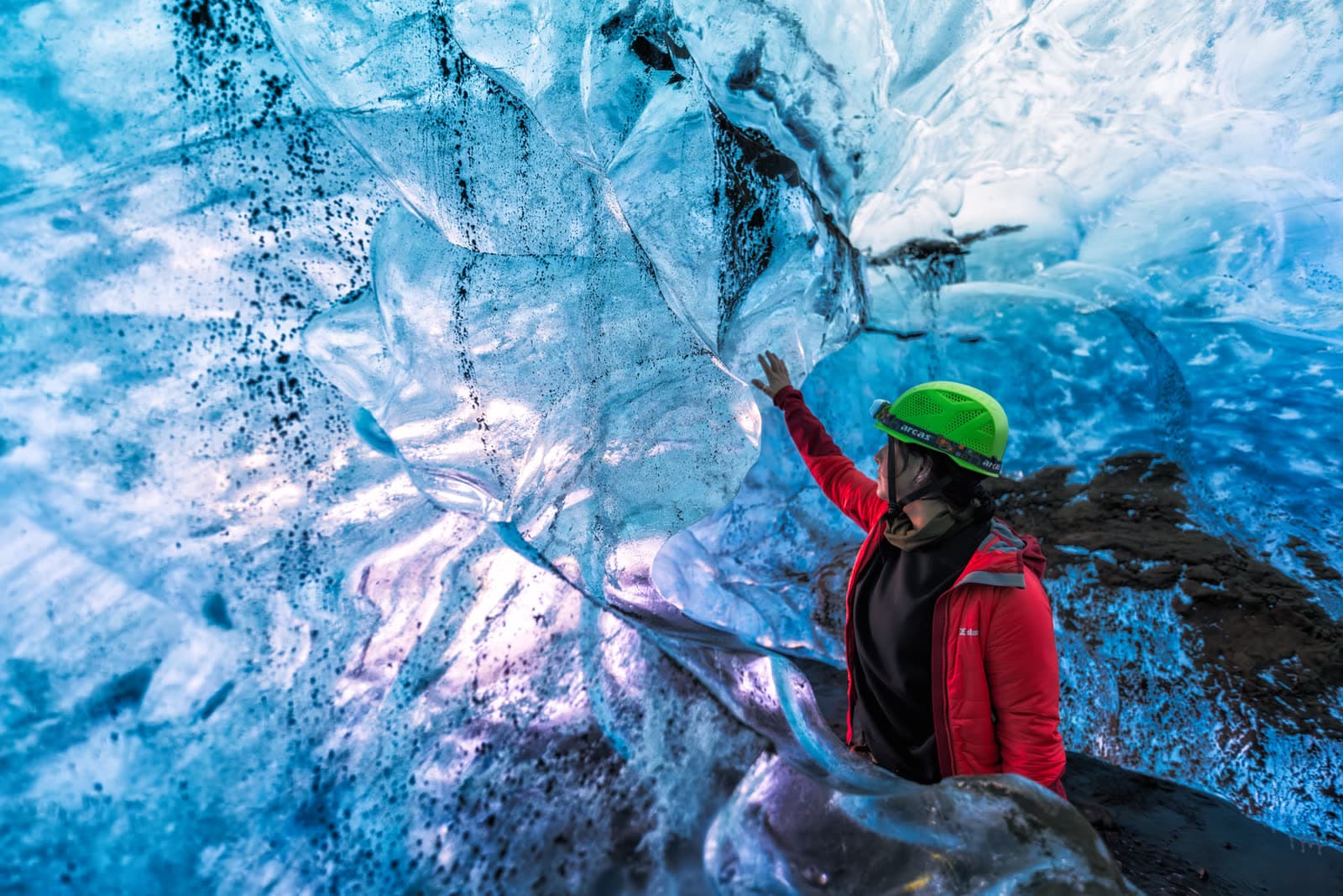 Interior de cueva de hielo en Islandia en invierno — exploración del glaciar con guía local
