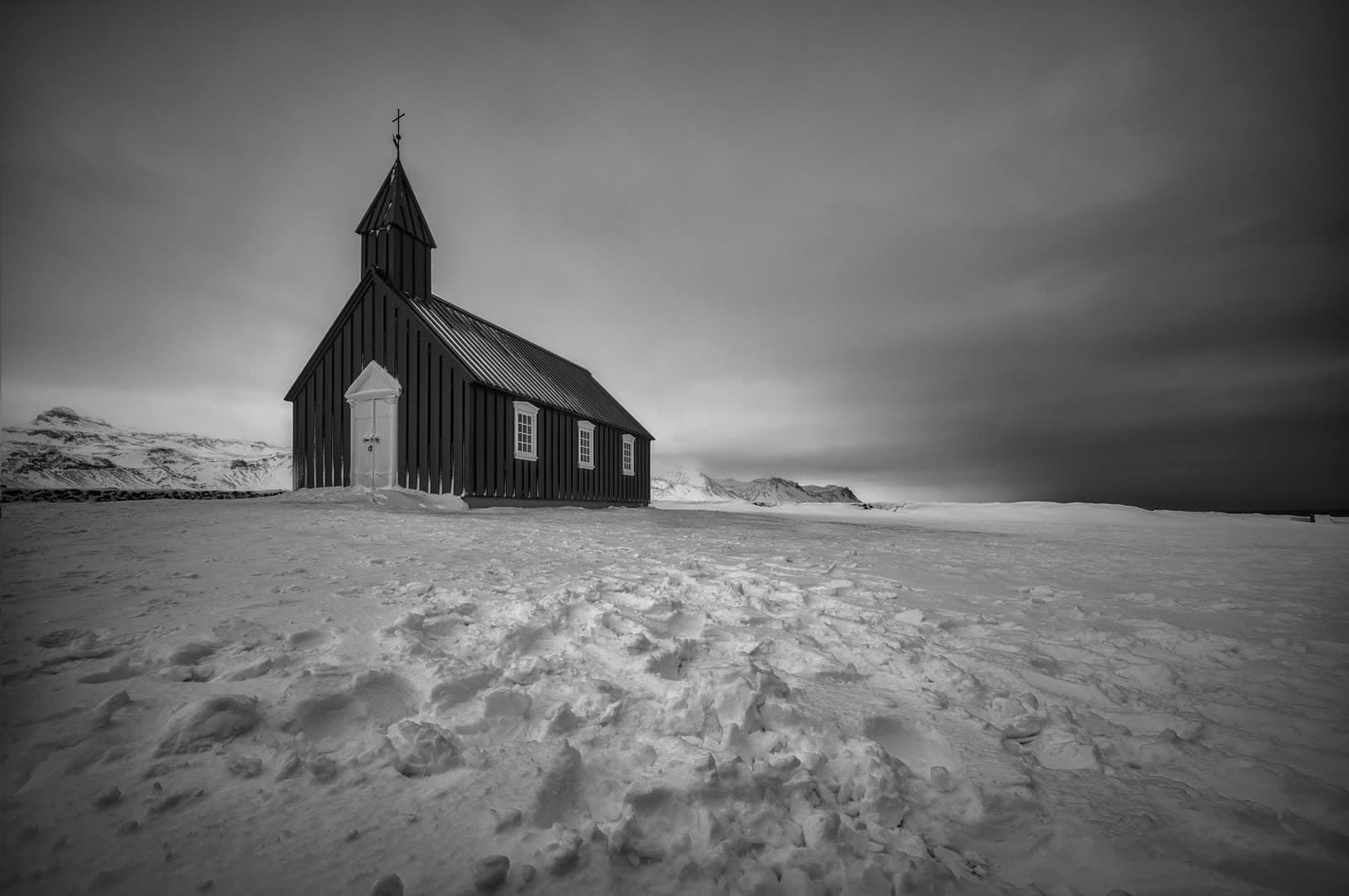 Iglesia negra de Búðakirkja en invierno, Islandia — paisaje nevado en la península de Snæfellsnes