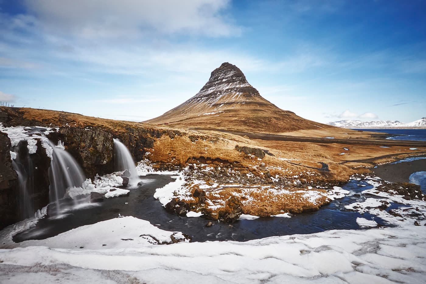 Kirkjufell en primavera, Islandia — la montaña más fotografiada del país con luz de atardecer en la península de Snæfellsnes