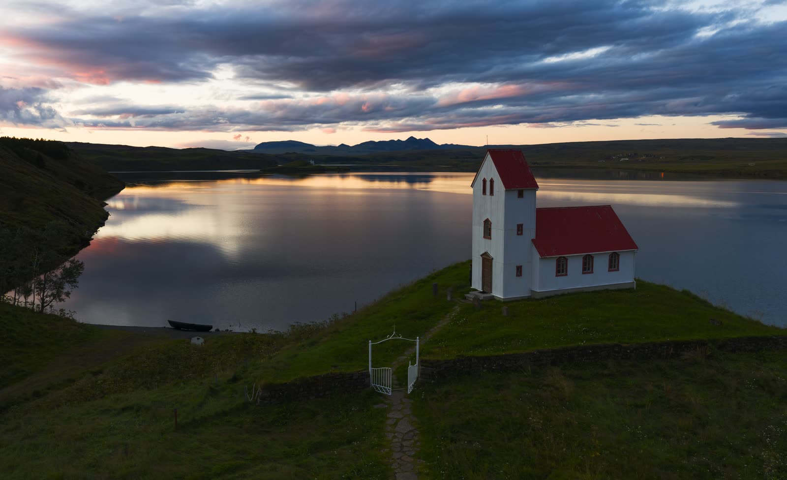 Sur de Islandia en verano — cascadas y paisajes verdes bajo la luz interminable del sol de medianoche
