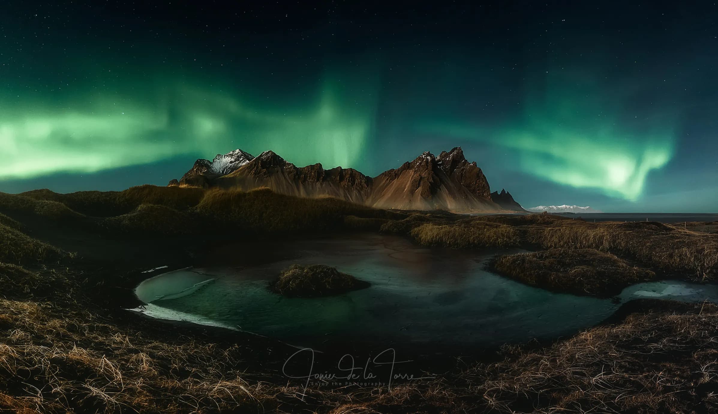 Aurora boreal verde sobre el monte Vestrahorn en Stokksnes, fotografía de Javier de la Torre