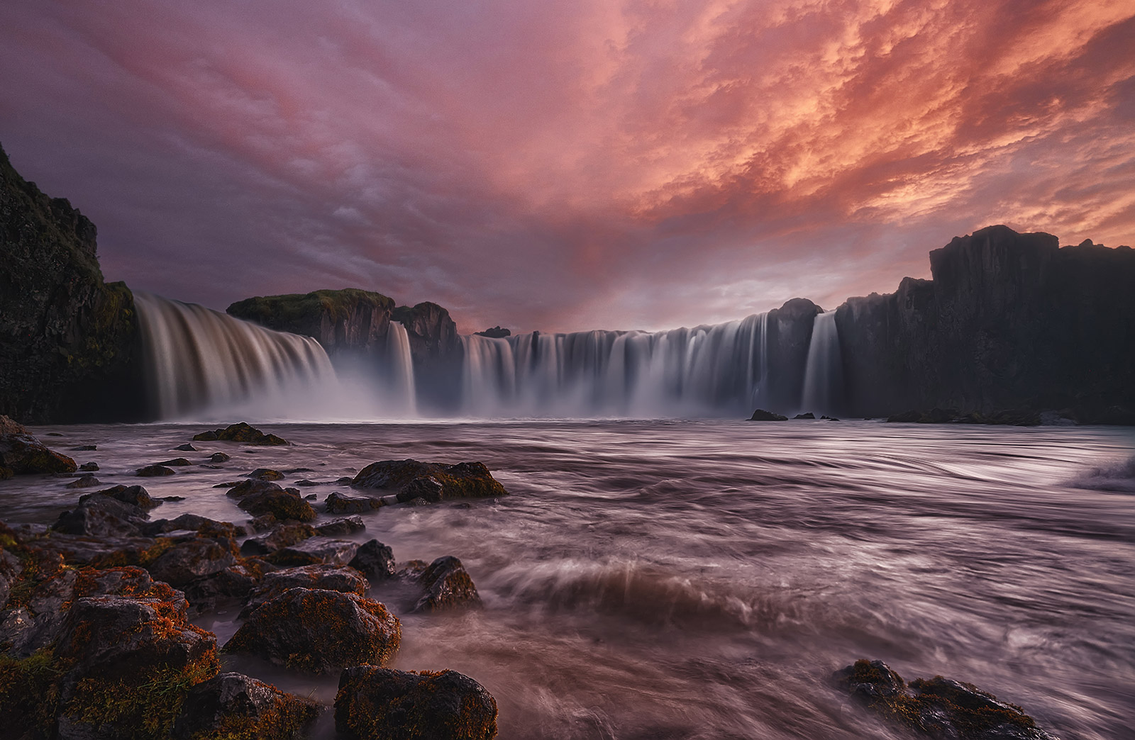 Atardecer mágico a ras de agua en la cascada de Goðafoss, norte de Islandia — luz dorada sobre las cataratas