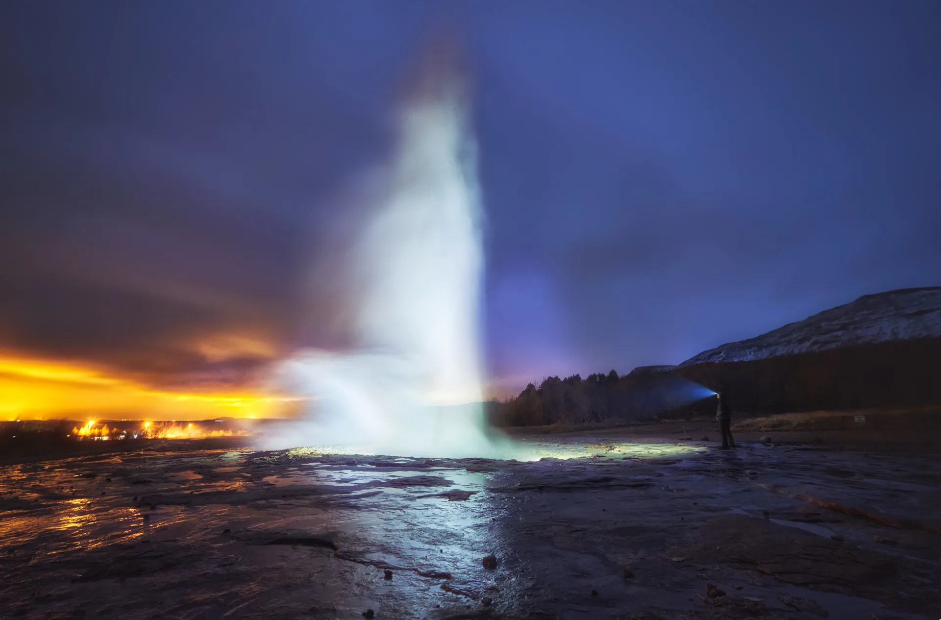 Géiser Strokkur en erupción en el Círculo Dorado de Islandia — erupciona cada 5-7 minutos