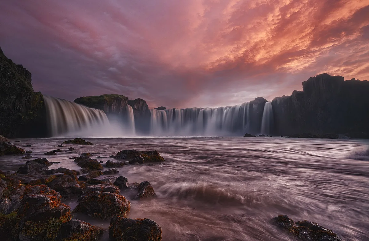 Cascada Godafoss al atardecer en el norte de Islandia — llamada la cascada de los dioses