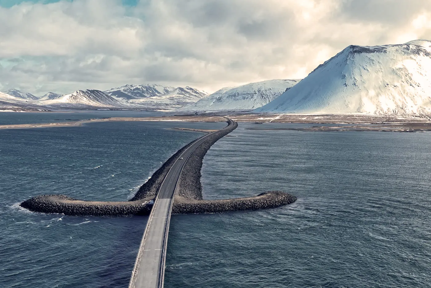 Costa volcánica de la península de Snæfellsnes en primavera, Islandia — con el glaciar Snæfellsjökull al fondo