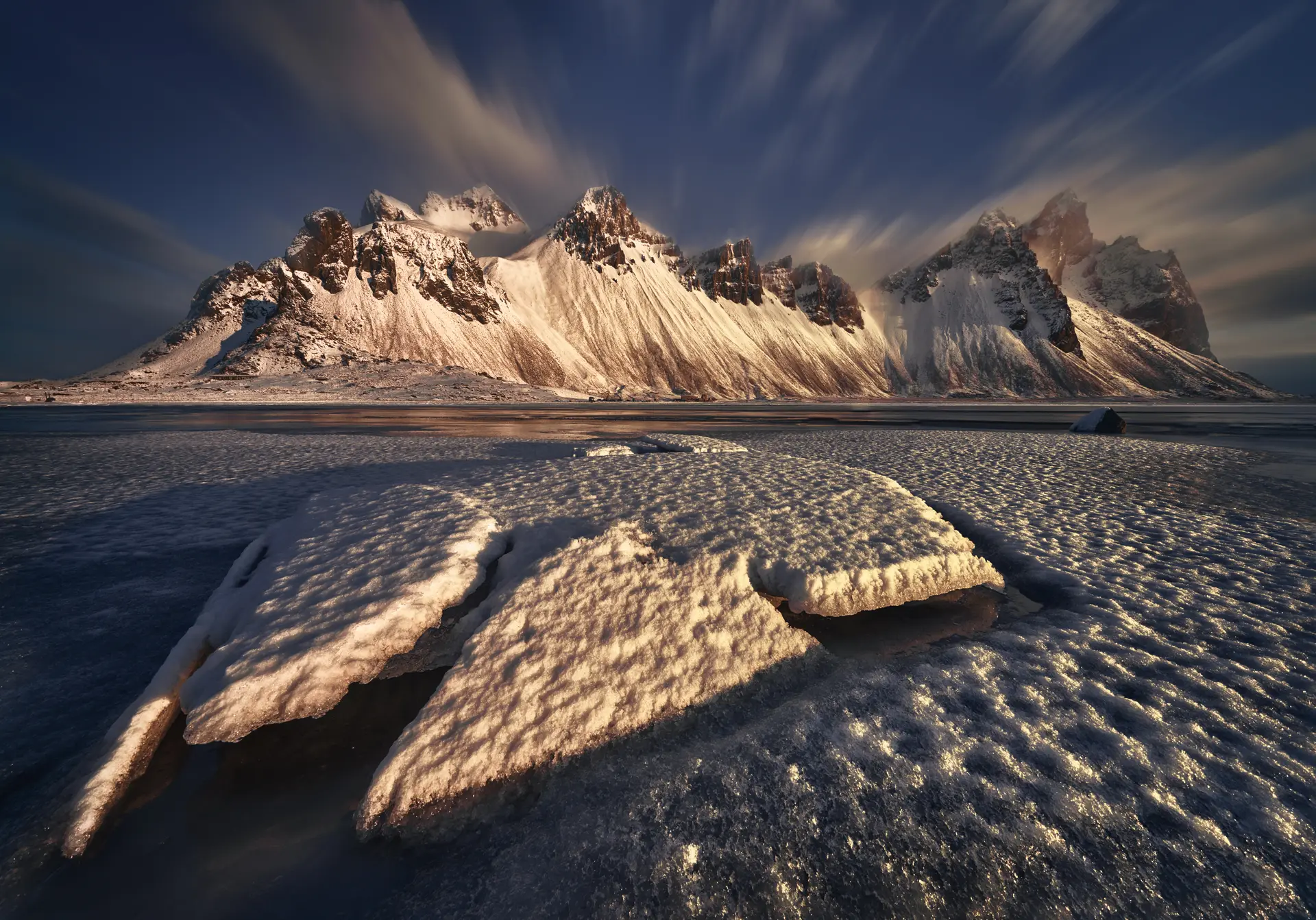 Stokksnes en ventisca invernal con todo congelado, sureste de Islandia — 8 minutos de exposición con filtro ND15