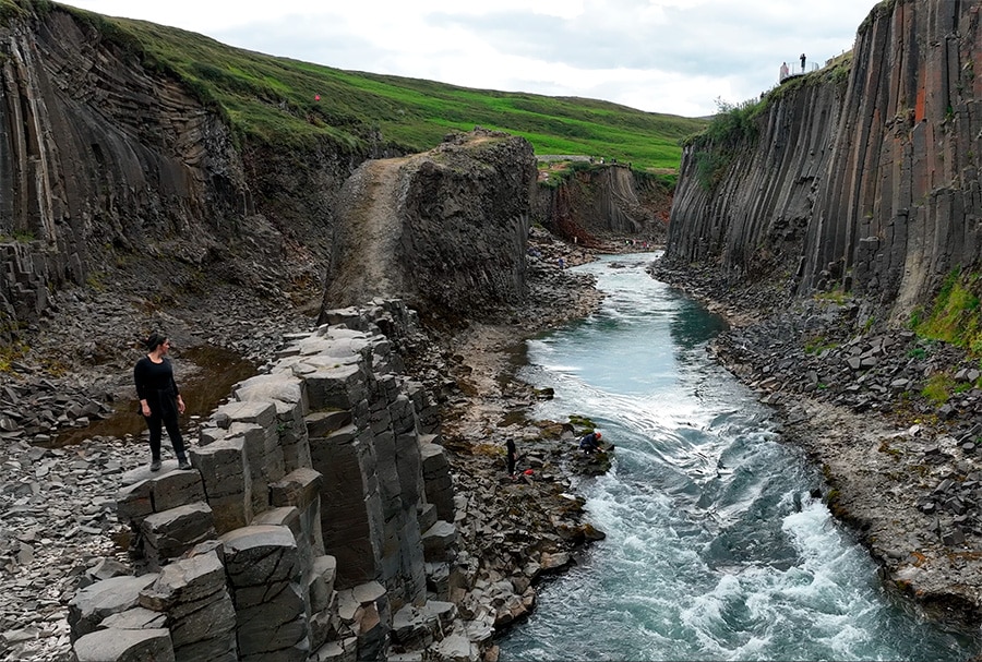 Foto desde el nivel del agua pasarelas y gente al fondo - Cañón de Basalto de Islandia