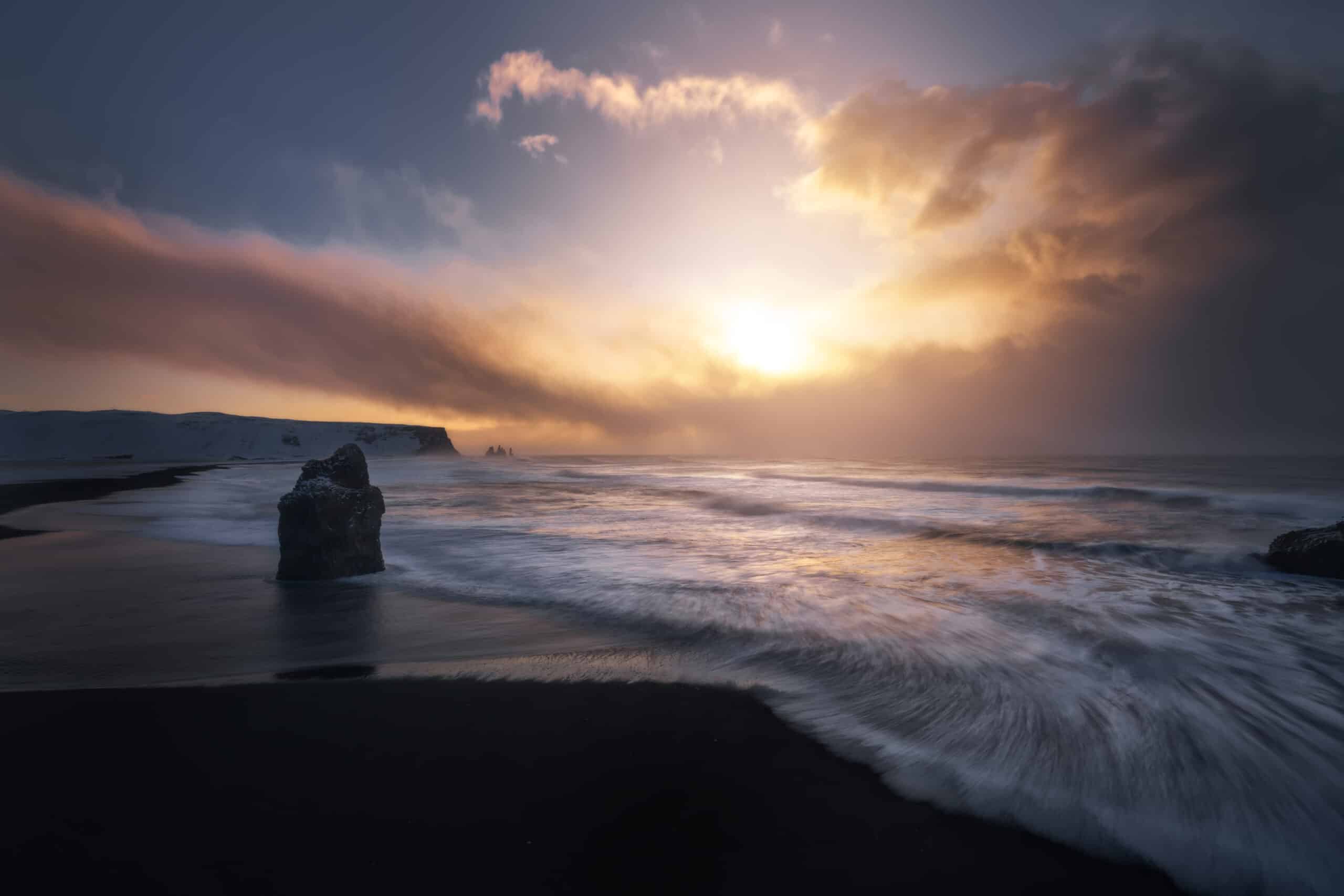Amanecer en una playa de arena negra en Islandia