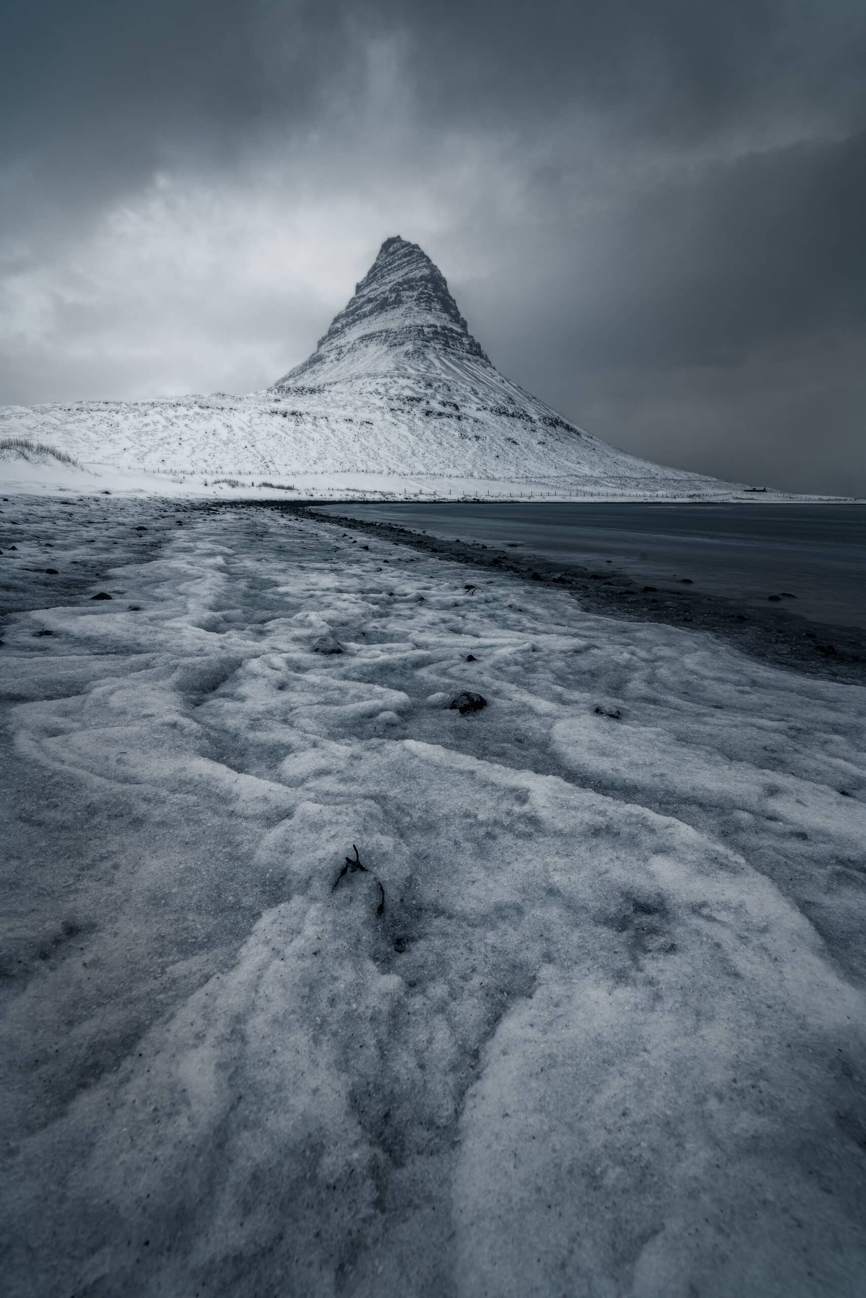 ALT: kirkjufell nevado invierno costa islandia tormenta