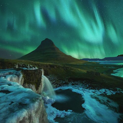 Kirjkufell-bajo-auroras (1)