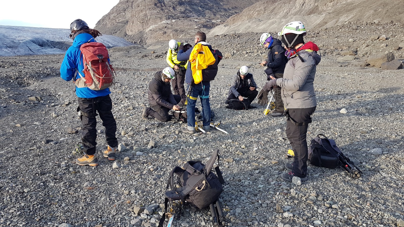 camino a la cueva del hielo en islandia