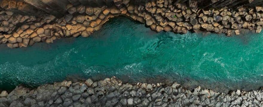 Vista cenital del cañón de basalto Stuðlagil con el río Jökulsá á Dal