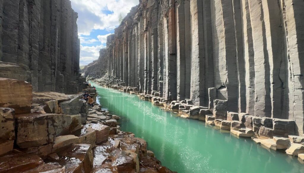 photo 2025 10 25 14 44 35 1024x585 - Cañón de Basalto de Islandia