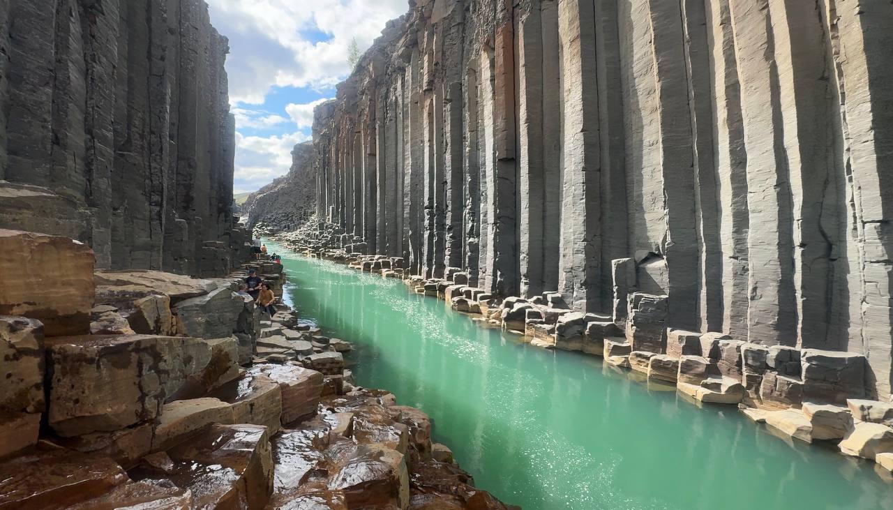 studlagil canon basalto columnas hexagonales rio turquesa islandia