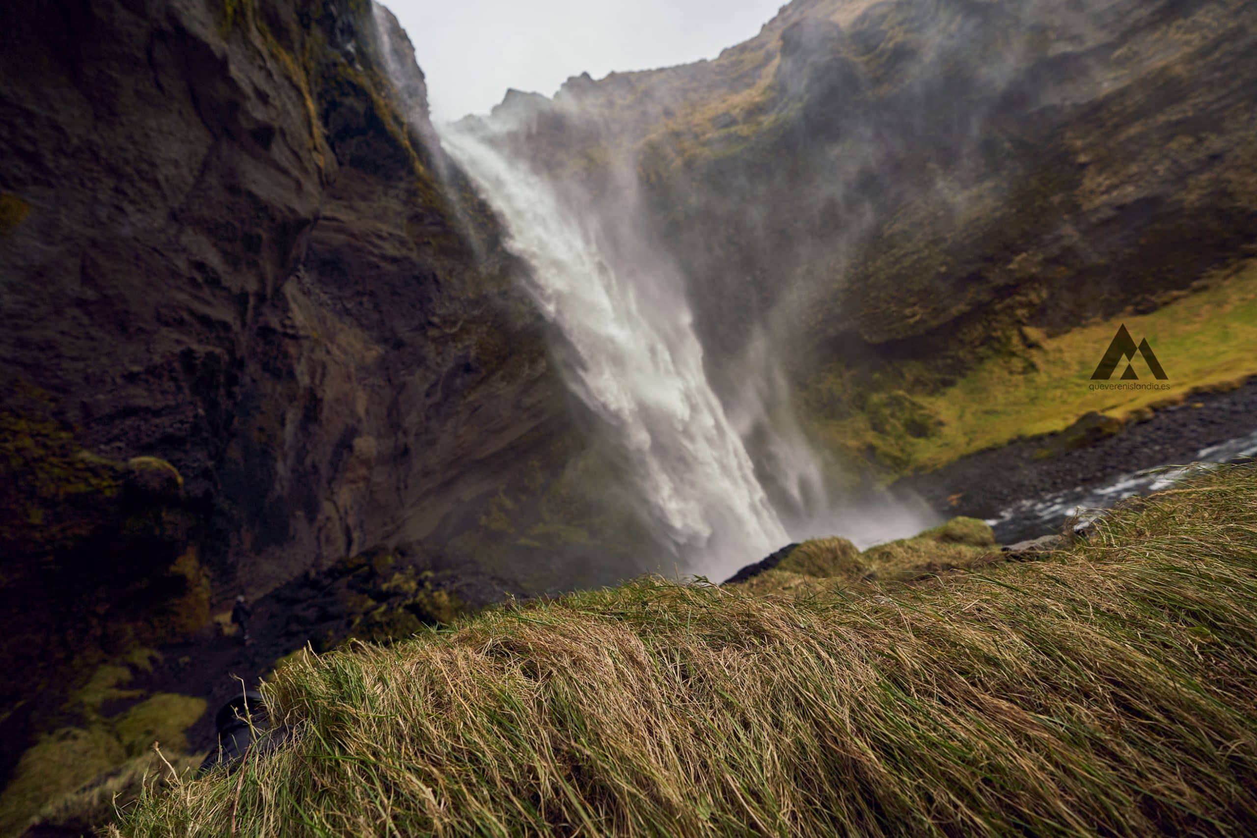 cascada escondida de Islandia