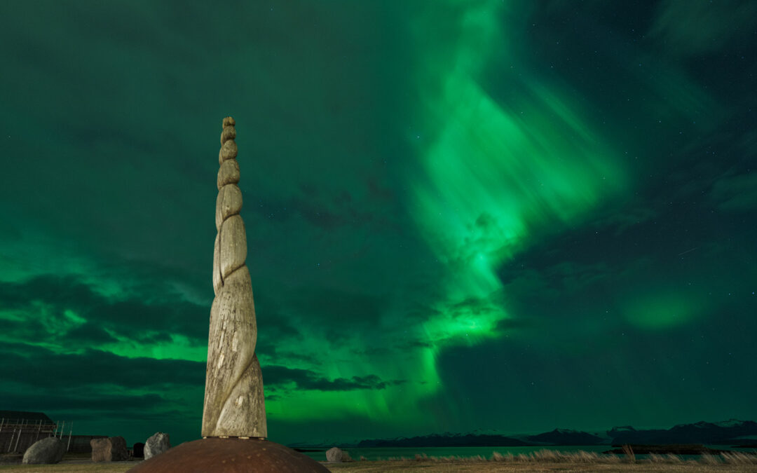 Aurora boreal sobre la escultura de Höfn en Islandia