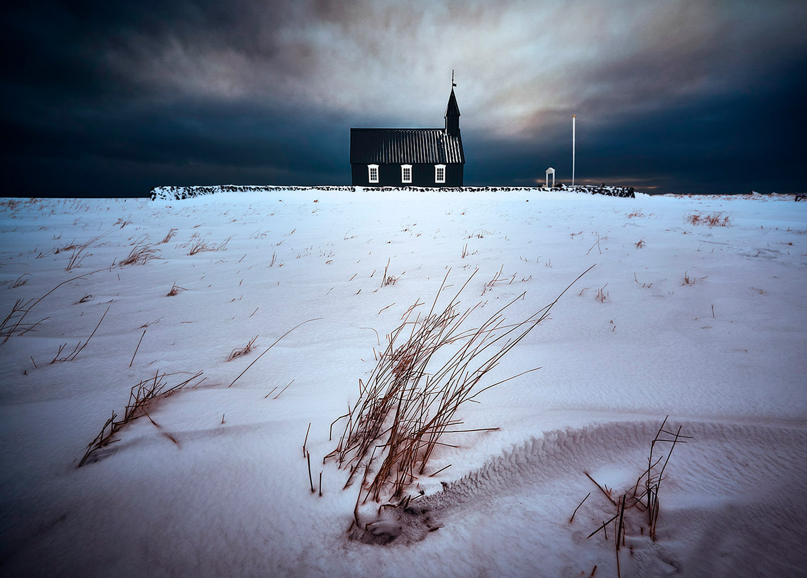 Iglesia negra de Budir en Islandia durante el invierno