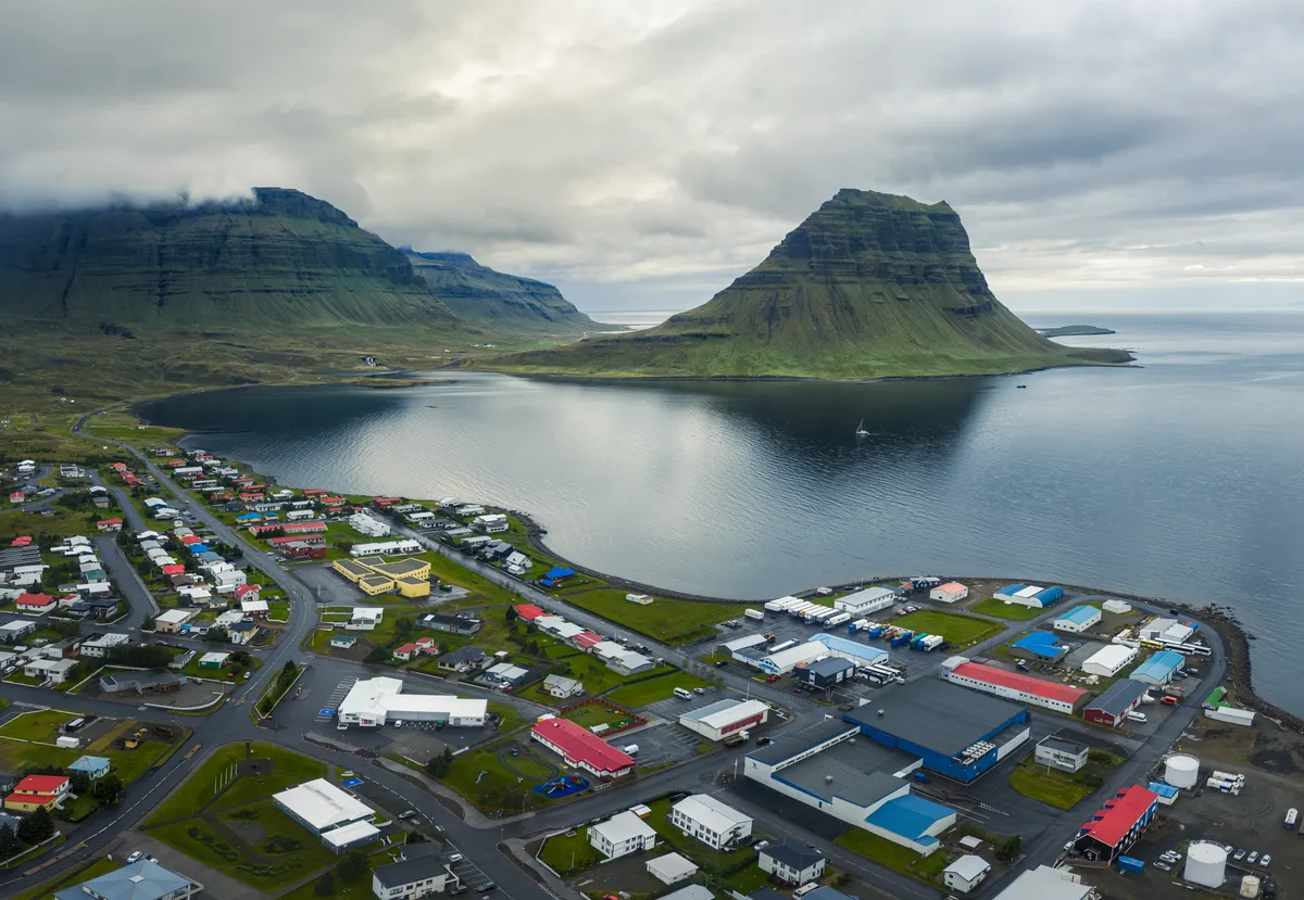 Monte Kirkjufell con cascada Kirkjufellsfoss, península de Snæfellsnes, Islandia