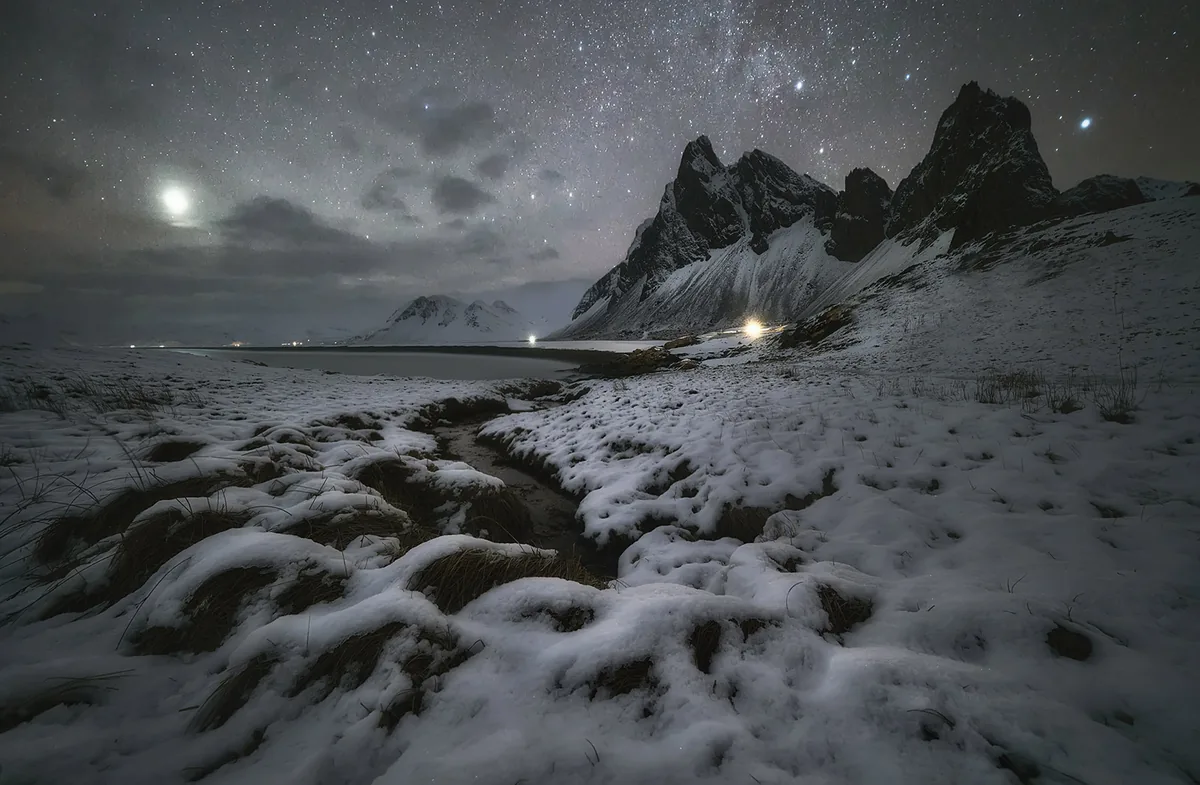 Fotografía nocturna de la montaña Eystrahorn con el cielo estrellado de Islandia
