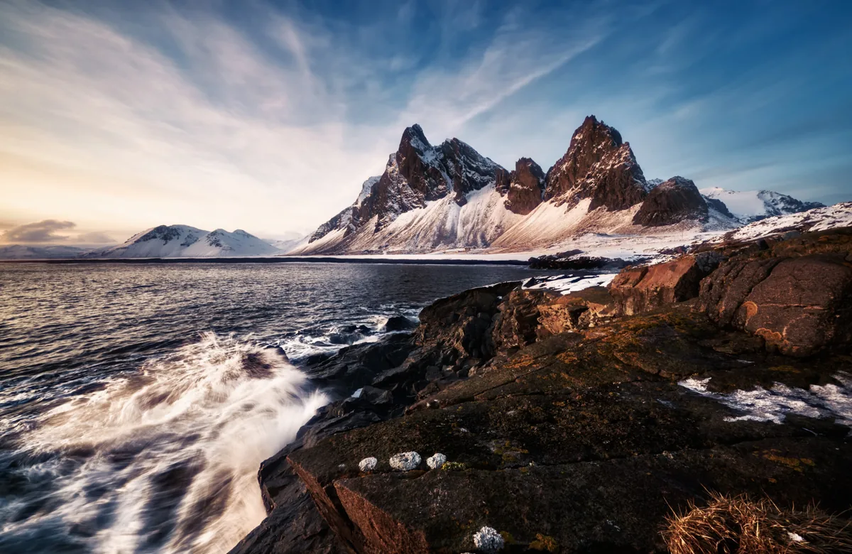 Oleaje del mar rompiendo contra las rocas de la península de Hvalnes, Eystrahorn