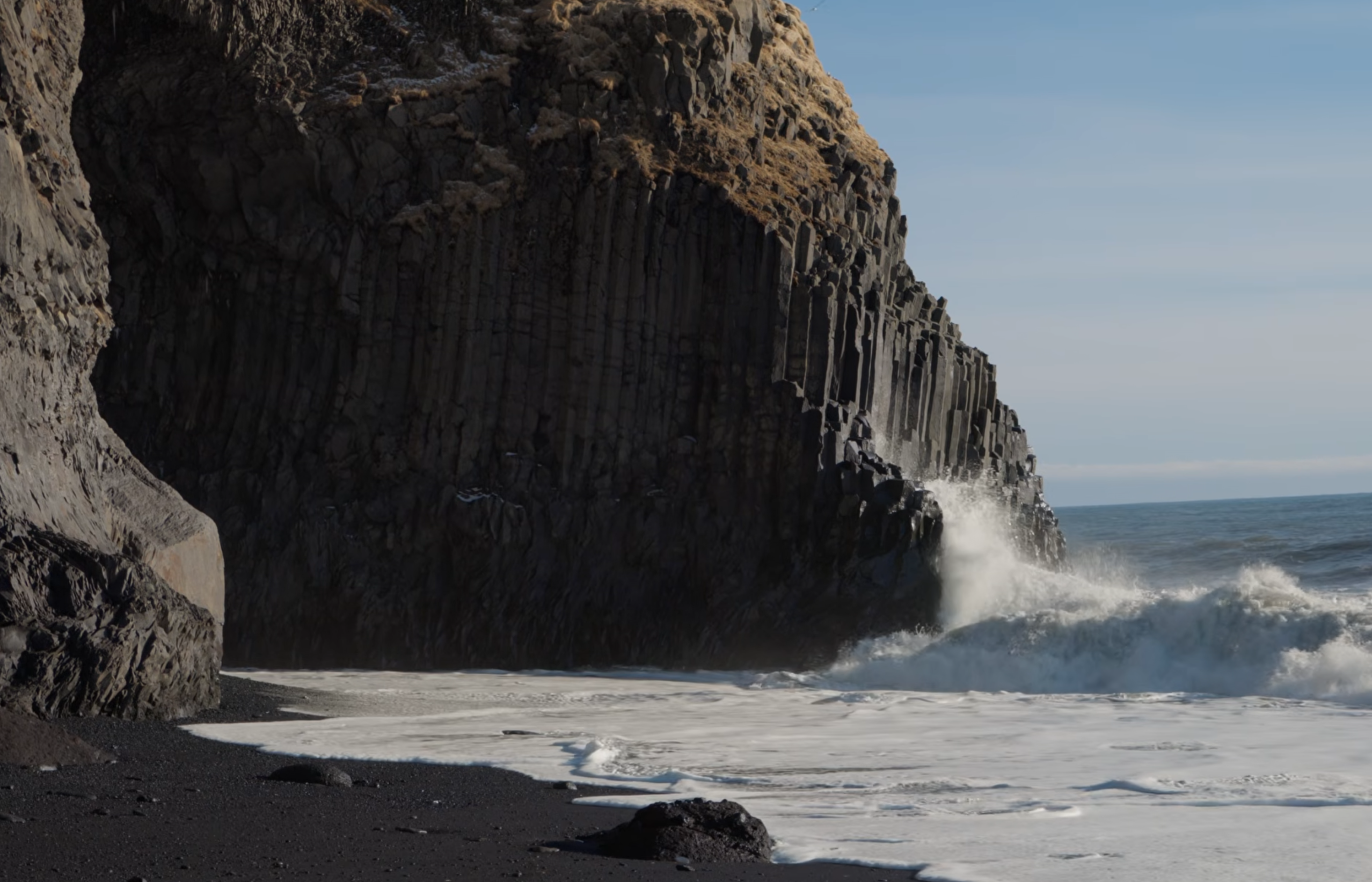 reynisfjara erosion 2026 oleaje columnas basalto playa negra