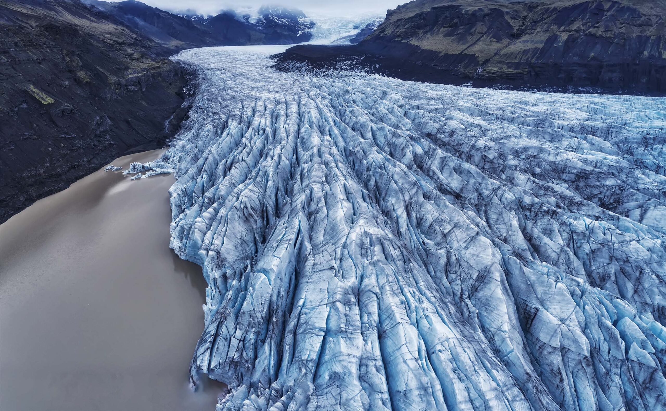 Lengua glaciar de Svínafellsjökull con hielo agrietado y laguna al fondo en Islandia