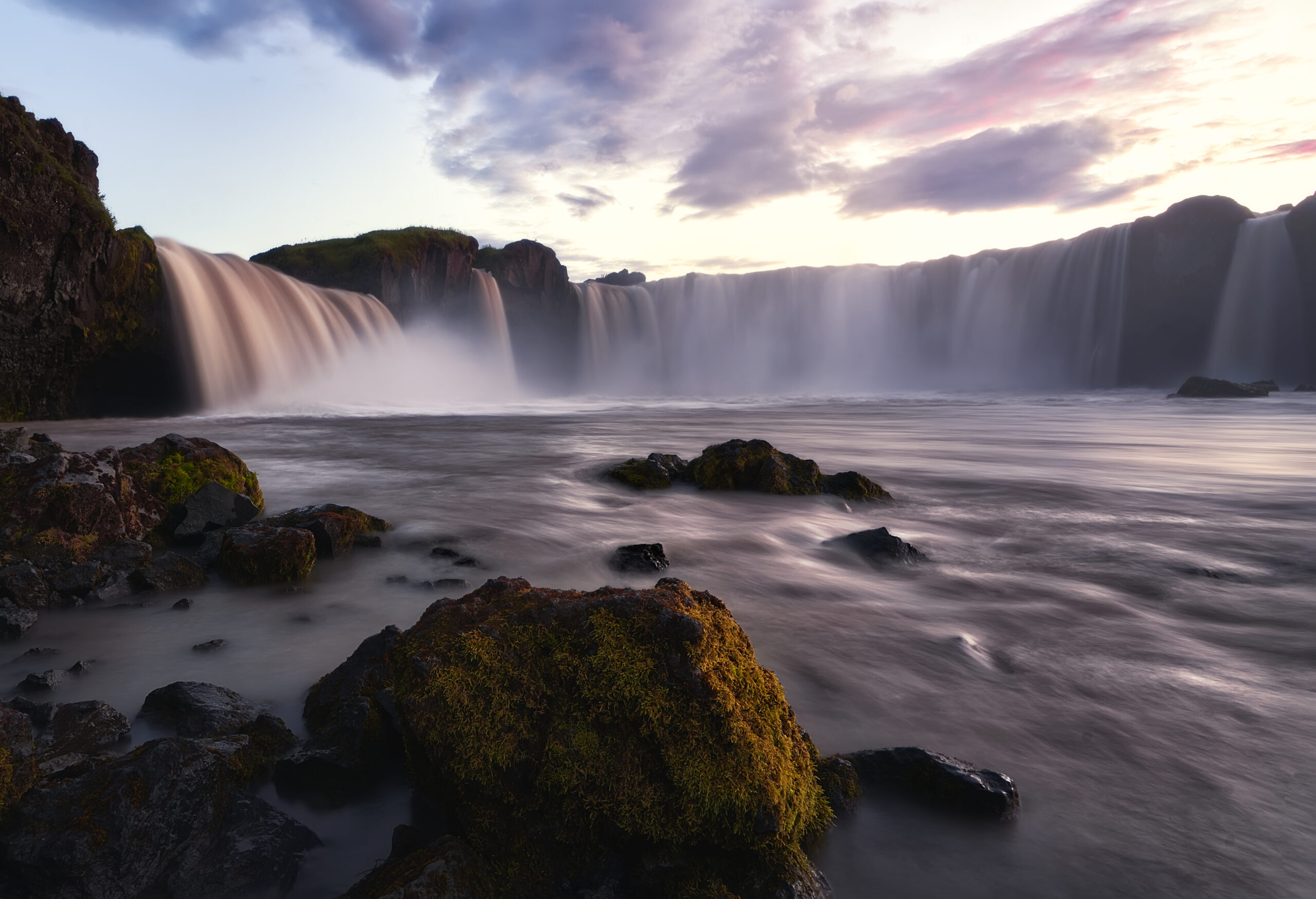 cascada de los dioses del norte de Islandia foto desde el rio