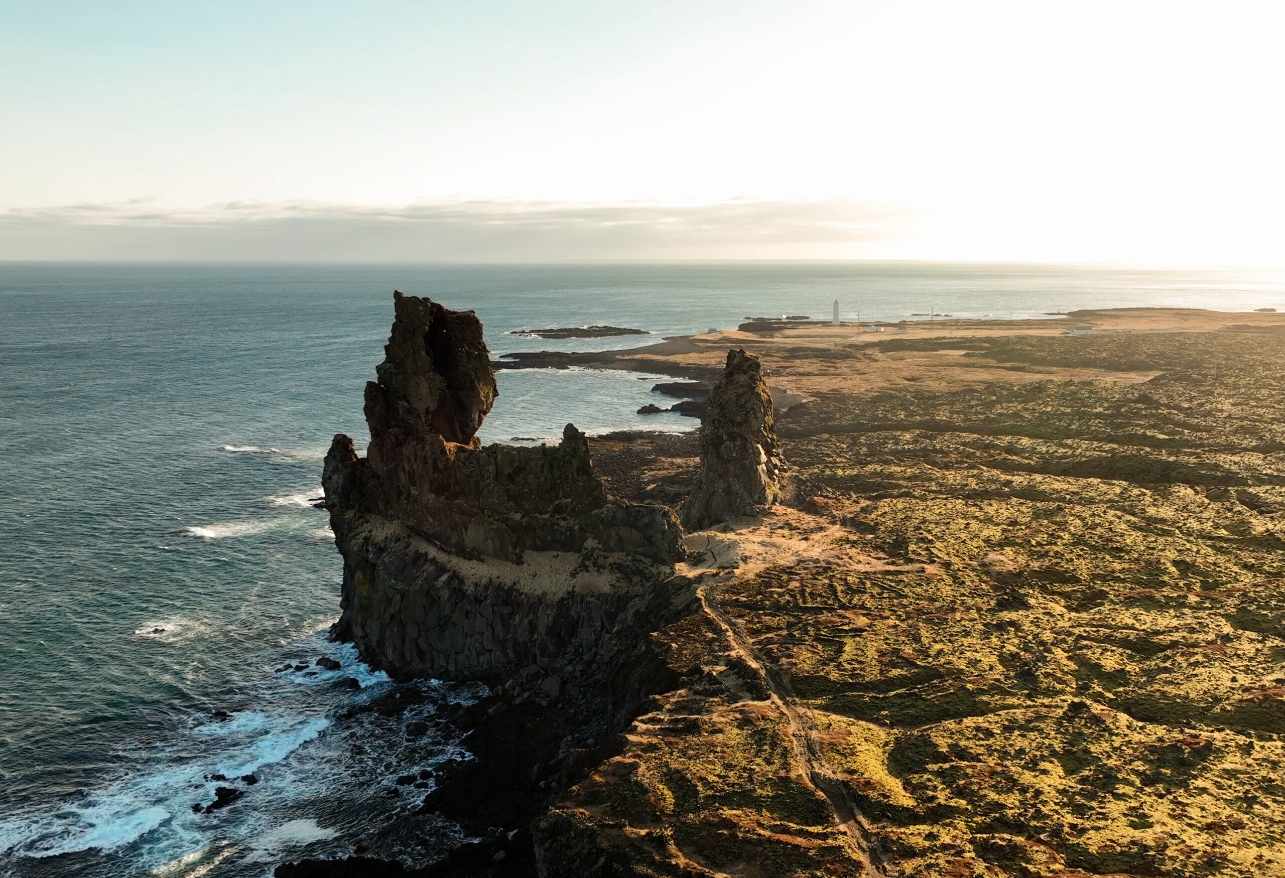 Lóndrangar desde el aire, Snæfellsnes, Islandia Vista aérea de las columnas volcánicas de Lóndrangar sobre la costa atlántica en la península de Snæfellsnes, Islandia