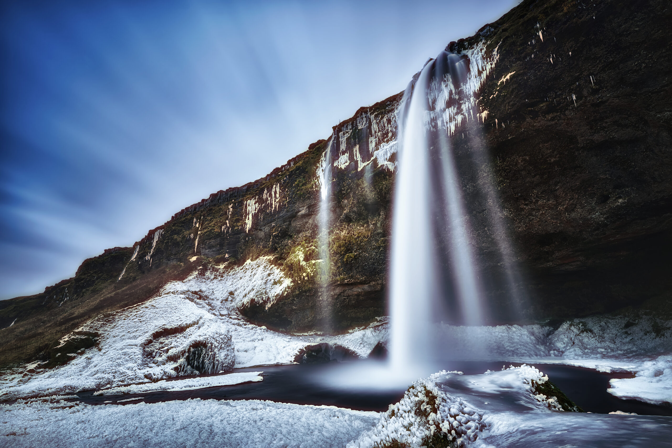 cascada de seljalandsfos al sur de islandia en invierno
