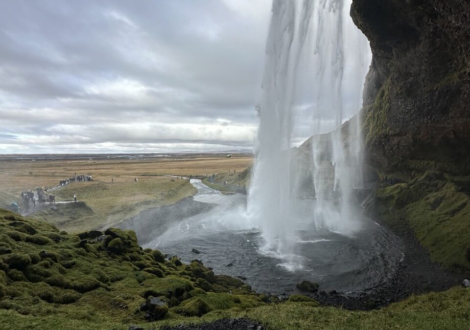 cascada sur islandia vista desde detras cascada sur islandia