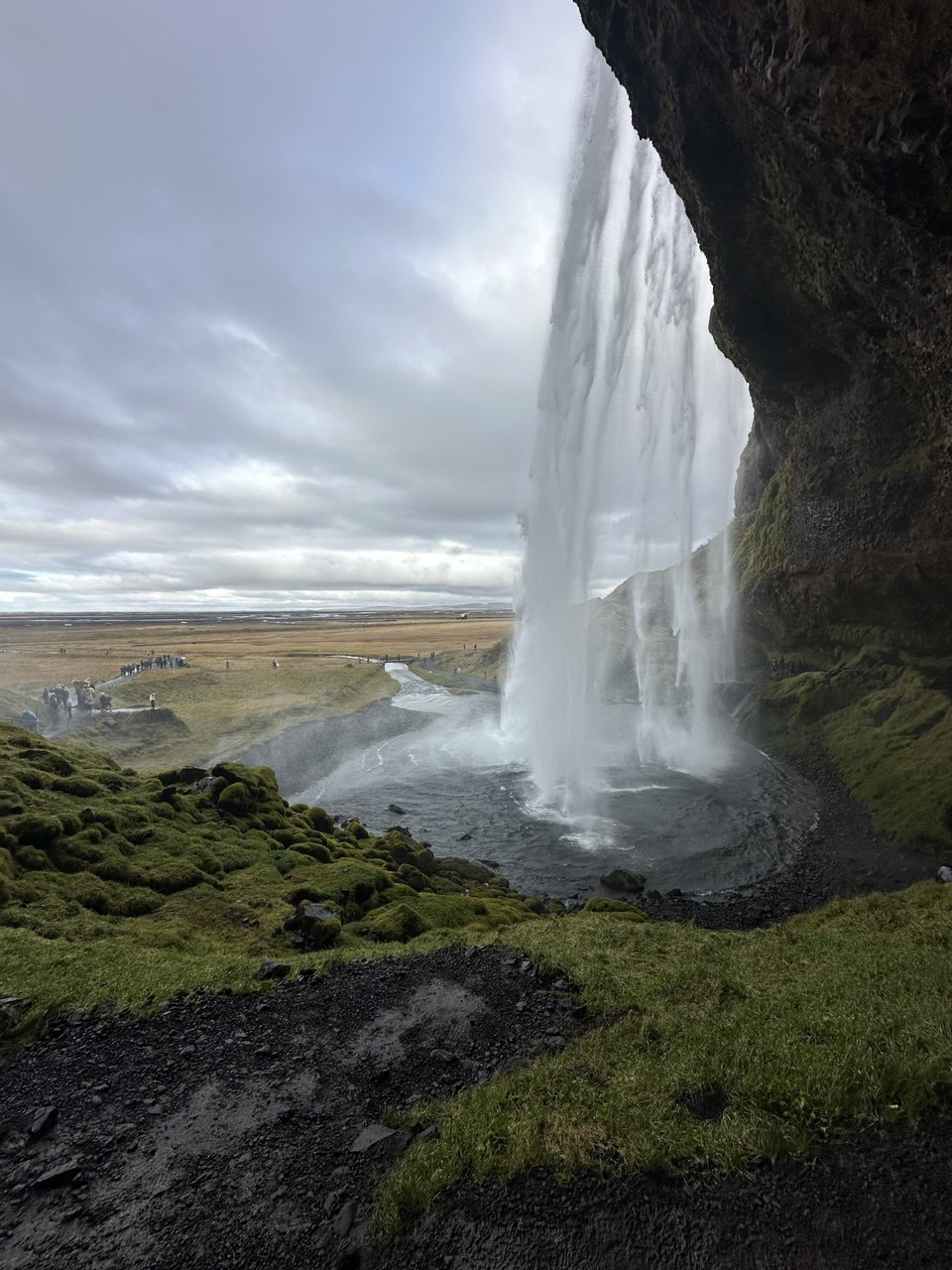 cascada seljalandsfoss vista desde detras turistas islandia