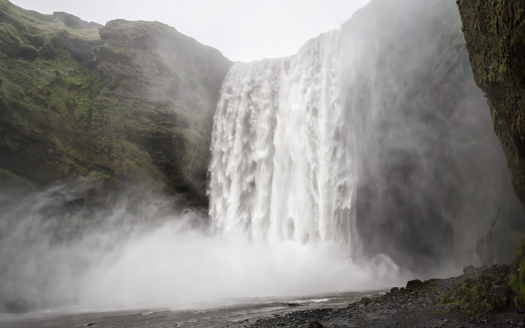 skogafoss cascada desde abajo spray sur islandia