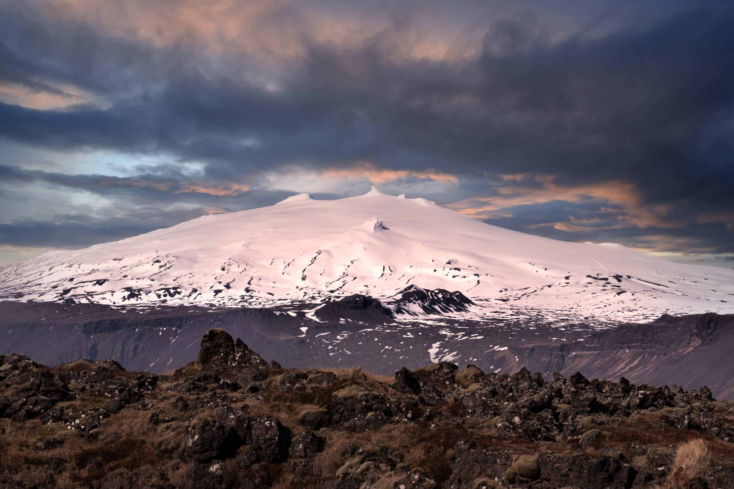 Glaciar Snæfellsjökull al atardecer, Snæfellsnes, Islandia Vista panorámica del glaciar Snæfellsjökull con espectaculares nubes de atardecer y colores cálidos sobre la península de Snæfellsnes, Islandia