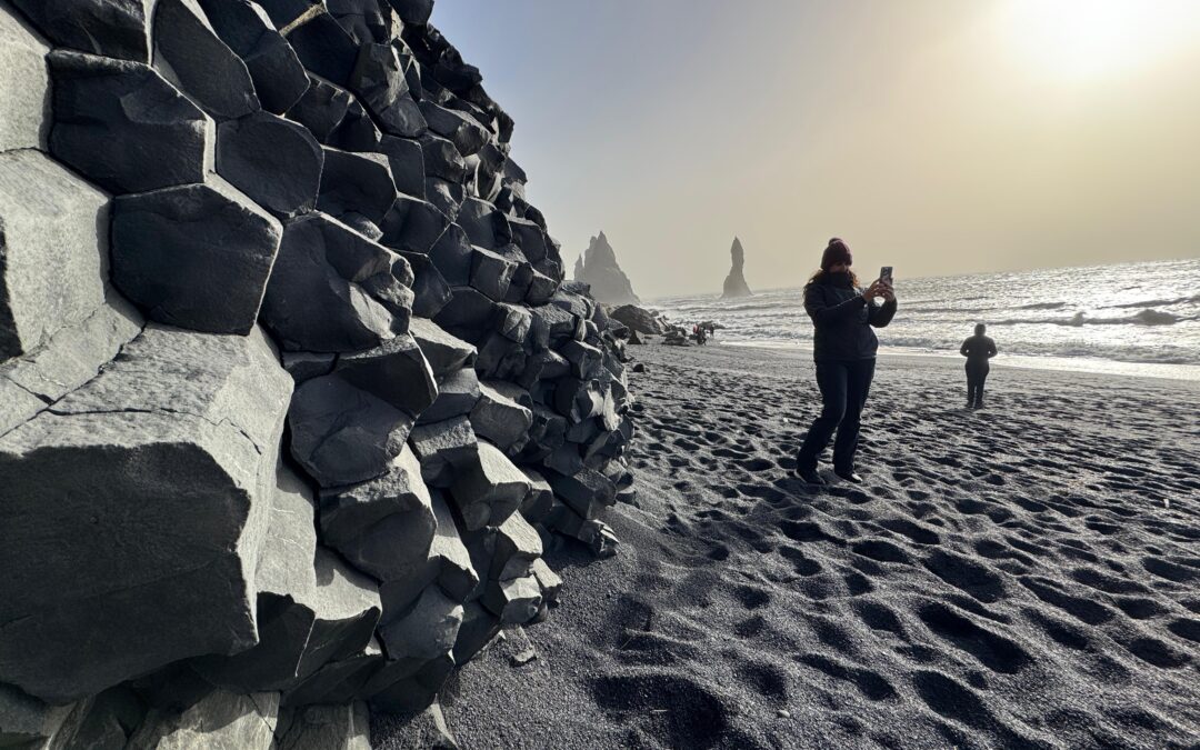 Reynisfjara, la playa de arena negra más famosa de Islandia