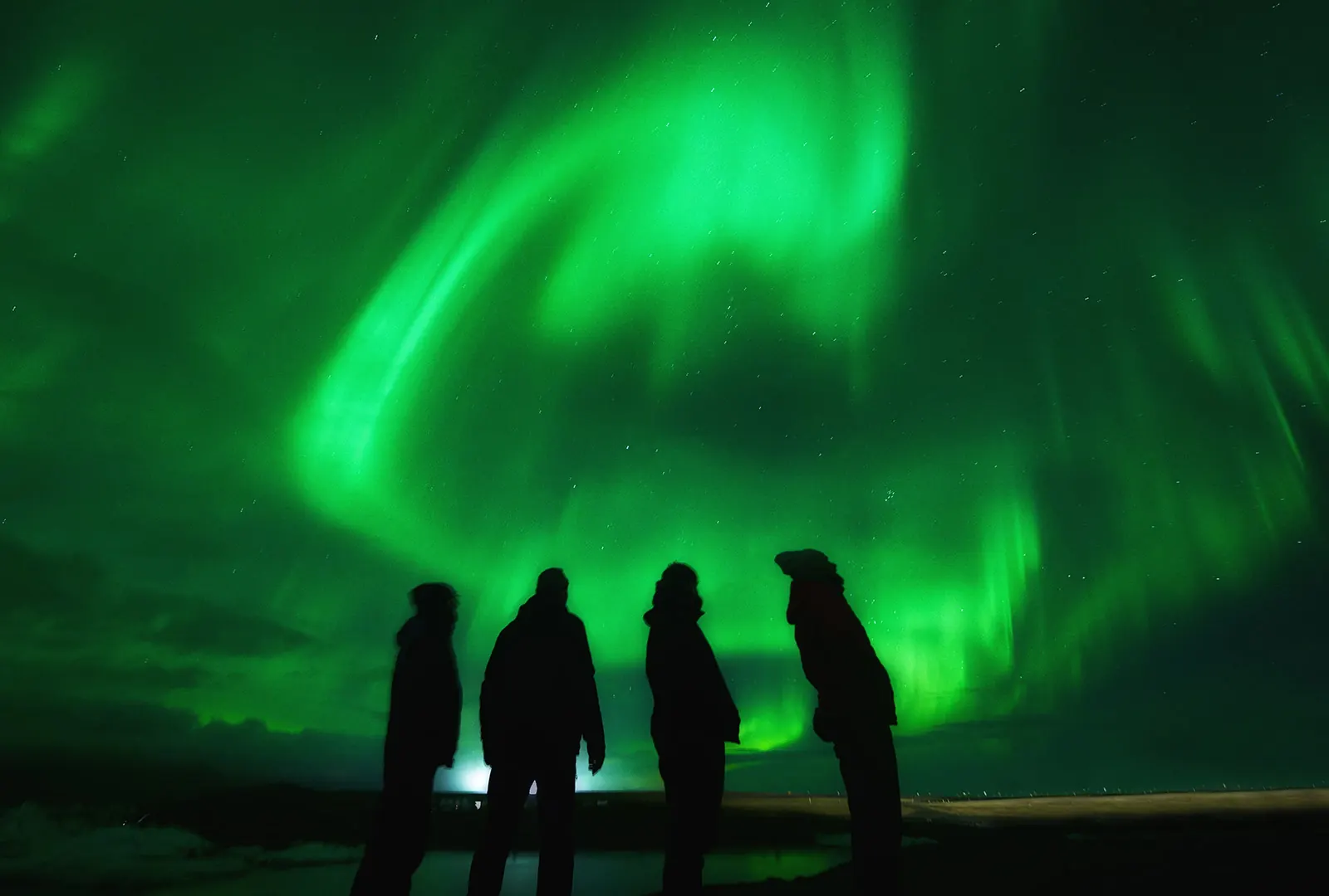 Aurora boreal sobre la laguna glaciar de Jökulsárlón en octubre, Islandia