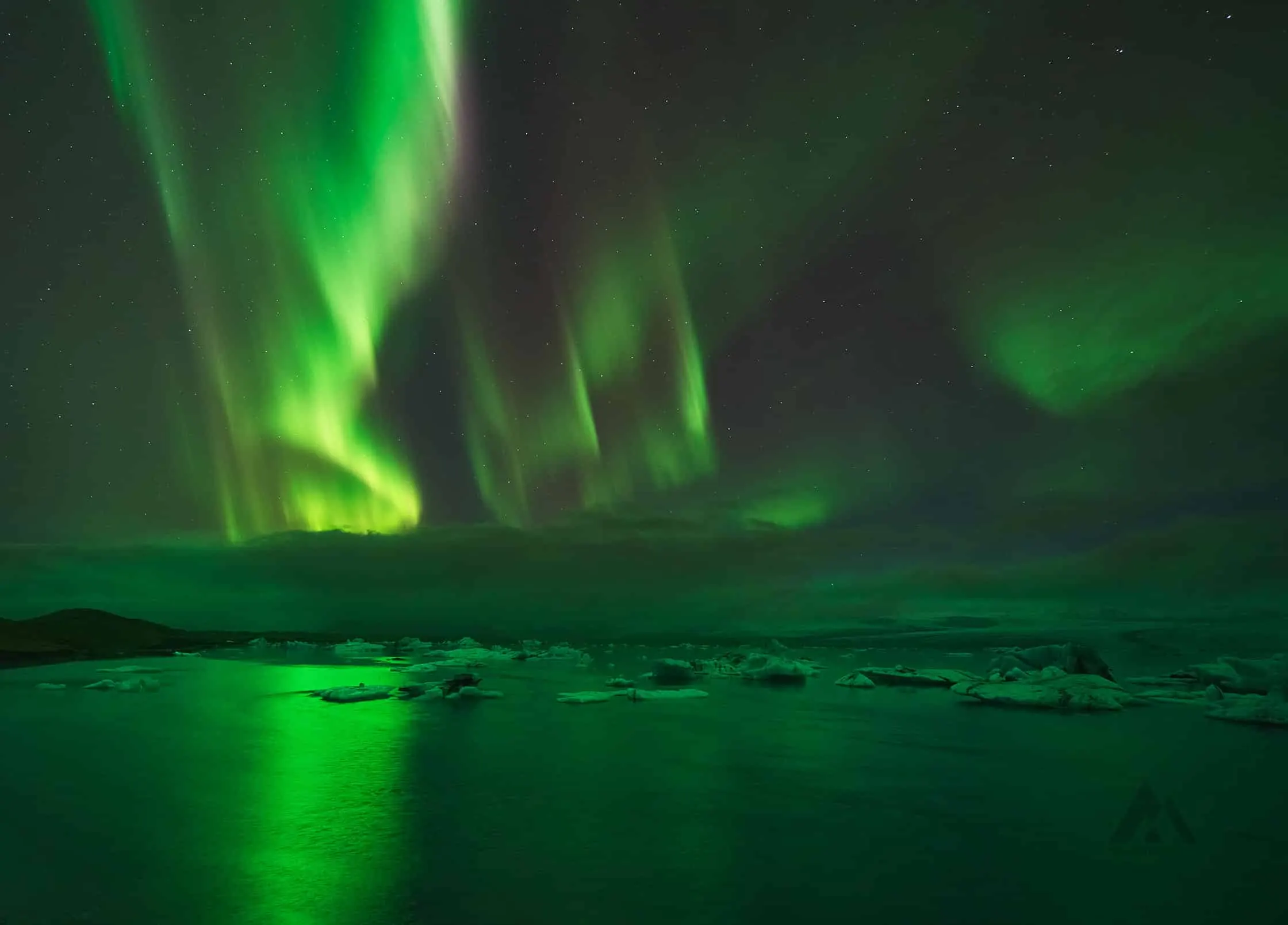 Aurora boreal sobre el glaciar e icebergs de Jökulsárlón Islandia