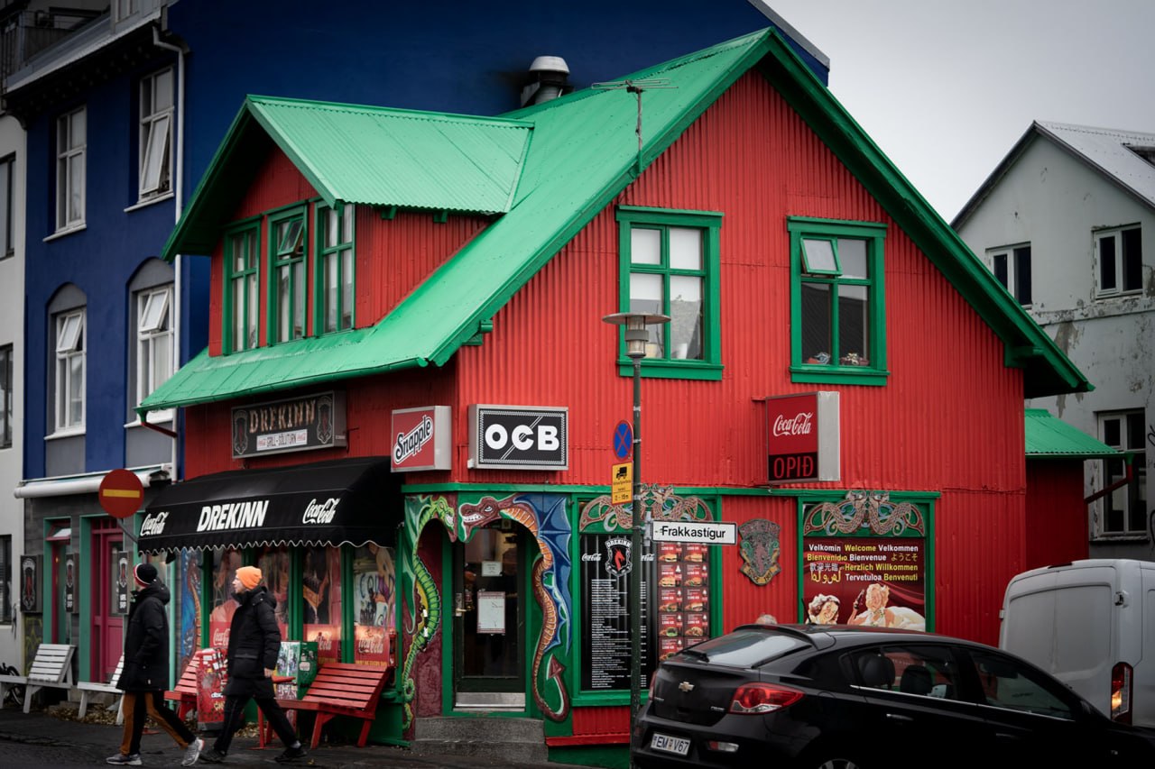 Calle de Reikiavik con casas y comercios de colores, destacando un local de fachada roja intensa