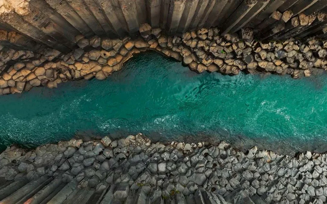 Stuðlagil: el cañón de basalto hexagonal más espectacular de Islandia