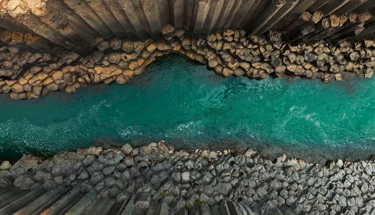 Cañón de basalto hexagonal Stuðlagil visto desde el aire, Islandia