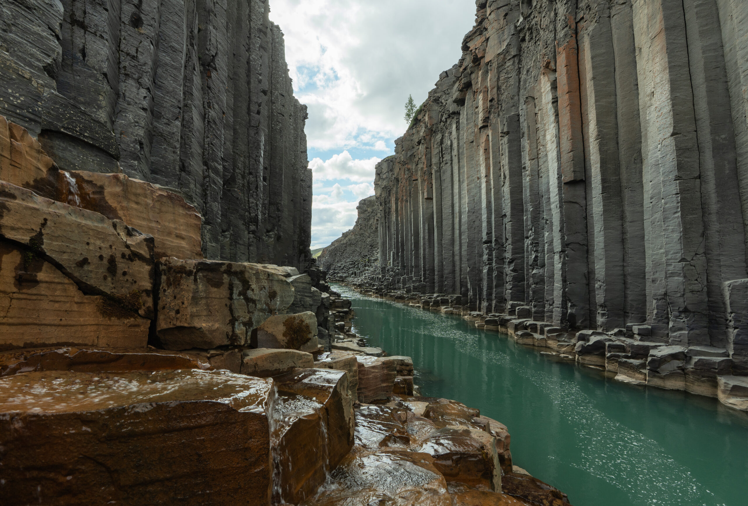 canon studlagil rio turquesa columnas basalto nivel agua este islandia