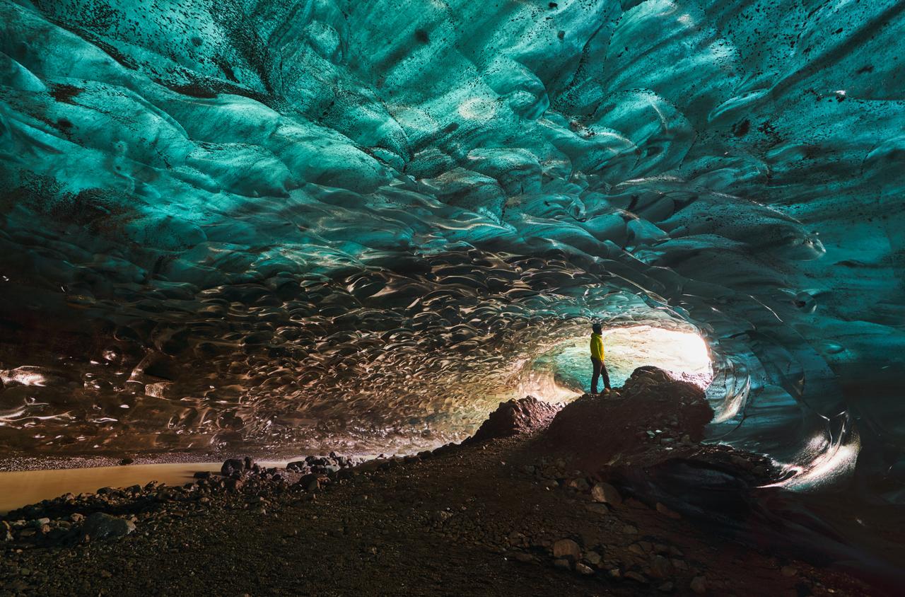 Interior de cueva de hielo en Vatnajökull con techo de hielo azul turquesa