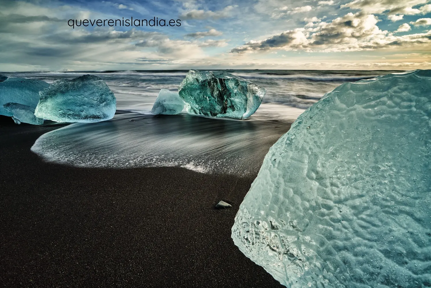 Iceberg en Diamond Beach junto a la laguna de Jökulsárlón, Islandia