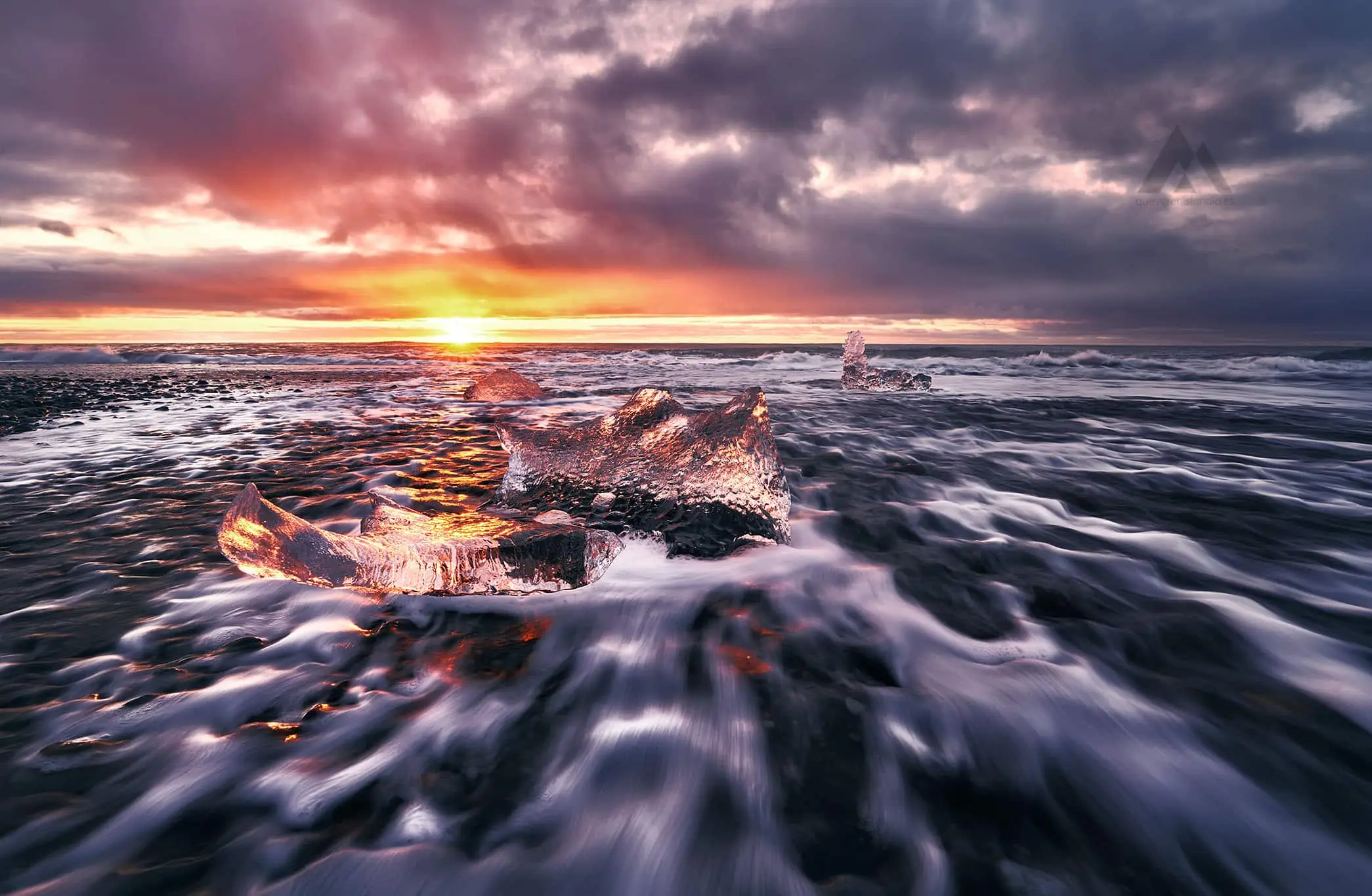 Diamond Beach Islandia arena negra volcánica con bloques de iceberg translúcido
