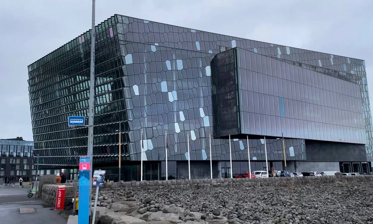 Fachada de vidrio geométrico del Harpa, centro de convenciones de Reikiavik