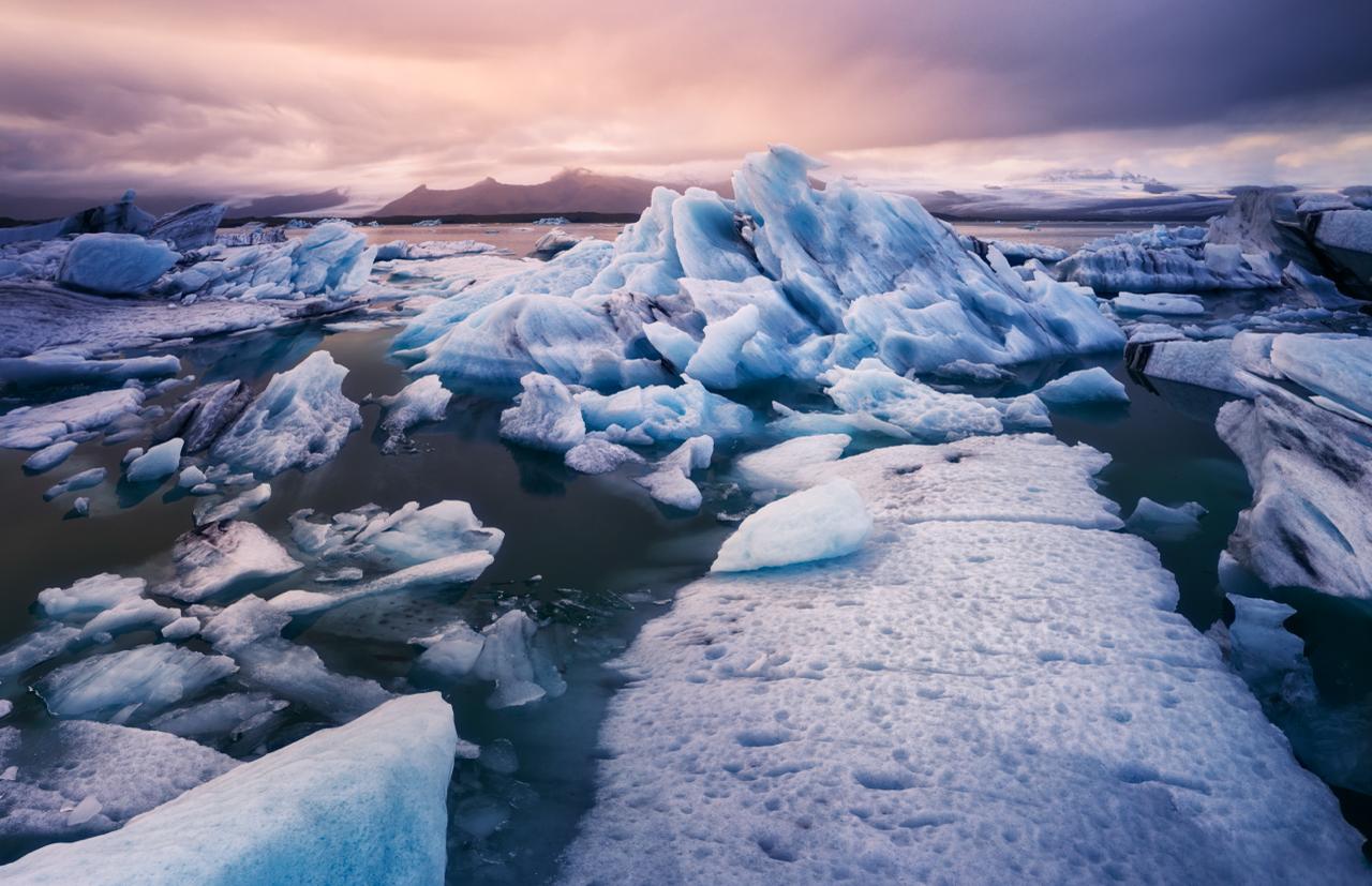 icebergs-azules-jokulsarlon-atardecer Icebergs azules de Jökulsárlón con cielo dramático rosa y morado al atardecer
