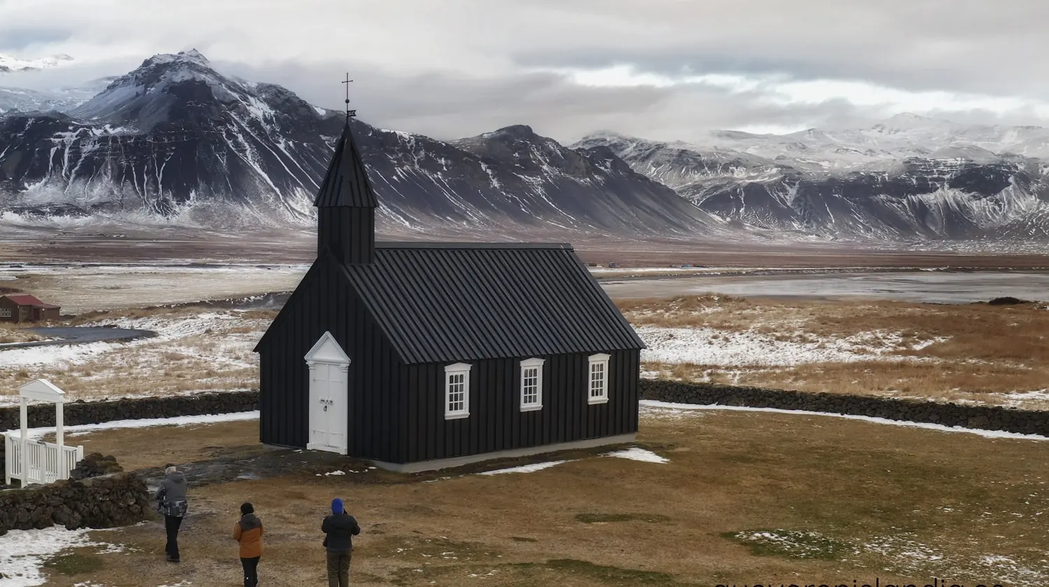 iglesia-negra-islandia-hero Iglesia negra de Búðir Islandia de noche con cielo estrellado