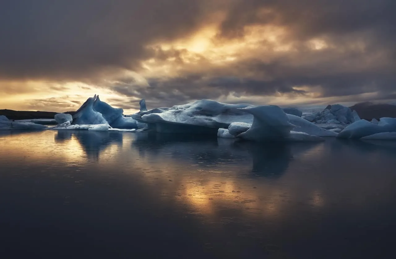Icebergs flotando en la laguna de Jökulsárlón al atardecer con tonos rojizos
