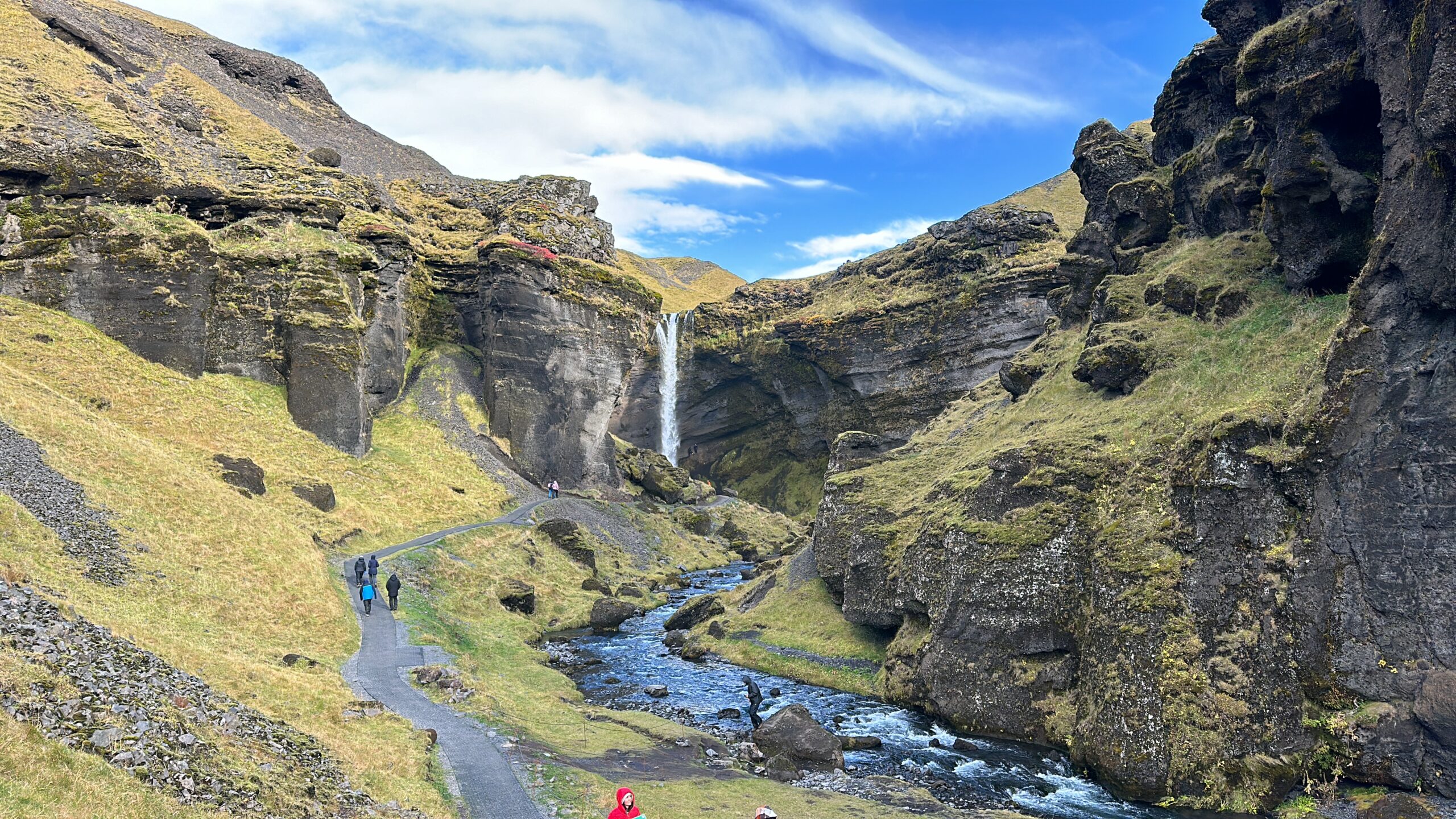 Vista frontal del cañón de Kvernufoss con el río en primer plano y la cascada de 40 metros al fondo, sur de Islandia