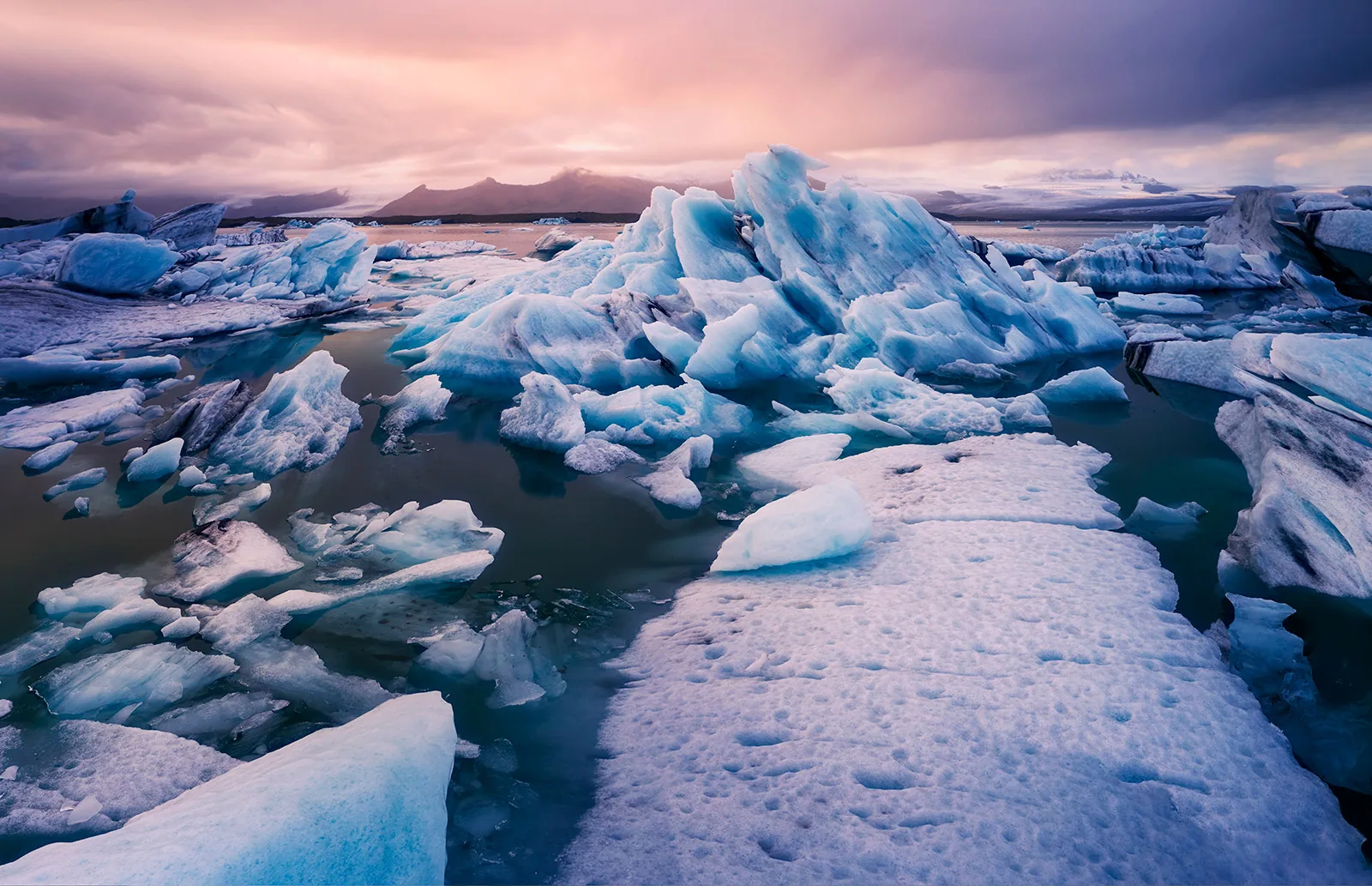Laguna glaciar de Jökulsárlón con icebergs flotantes, Islandia