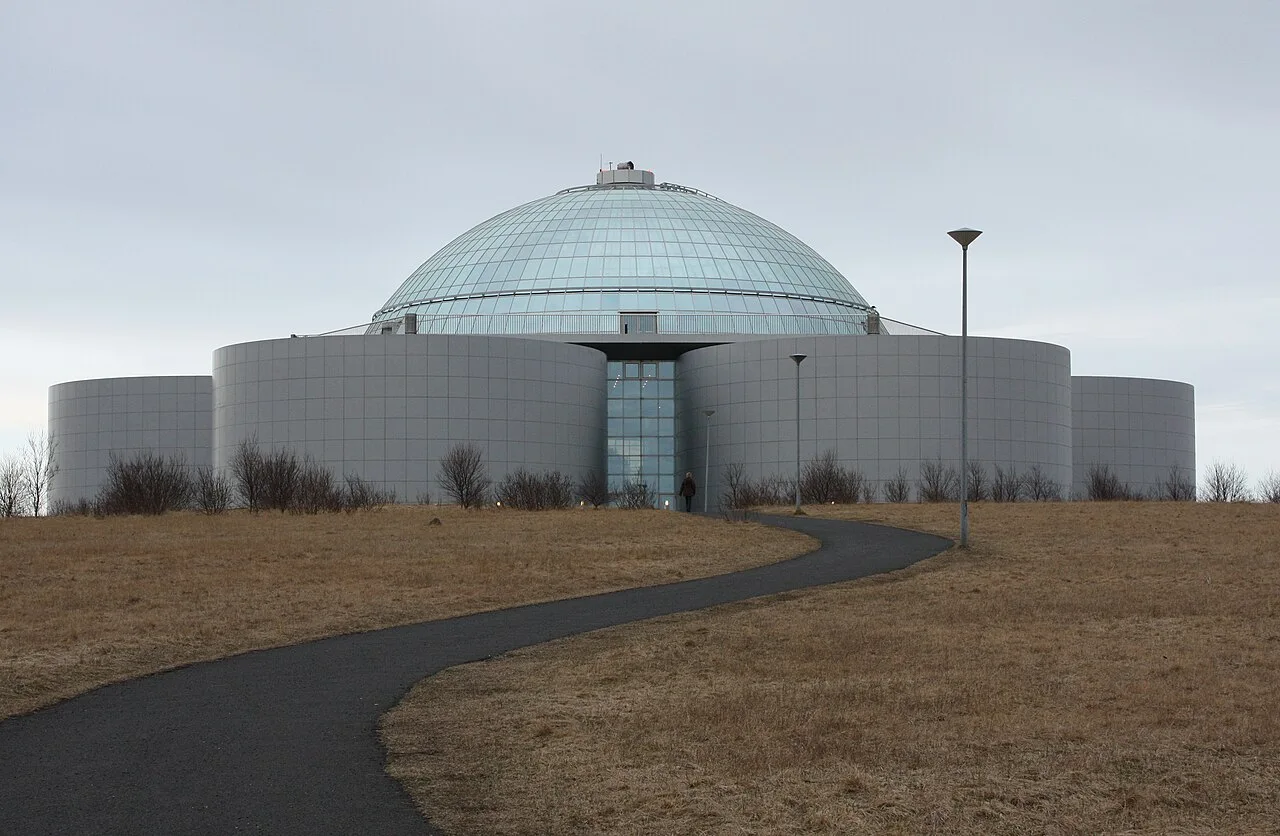 El Perlan, edificio con cúpula de cristal y museo en Reikiavik, Islandia